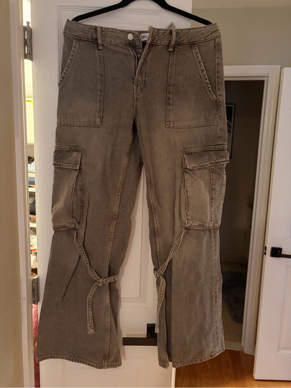 Zara Women's Cargo Jeans in grey